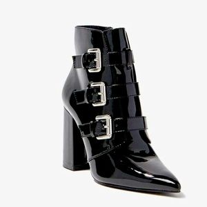 SALE ✨Buckle Accent Booties